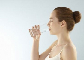 Uống nước lọc giúp đẹp da eo thon thả